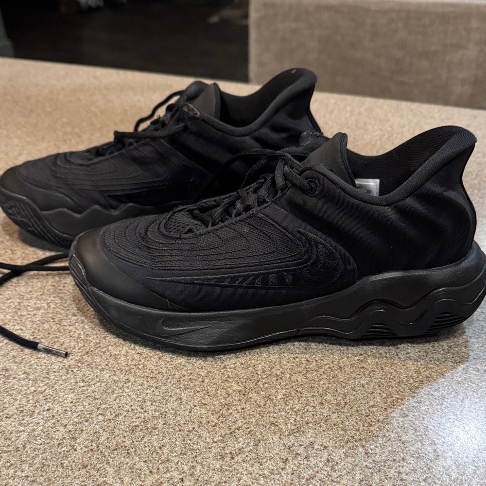 Nike solid Black Giannis shoes like new!!!